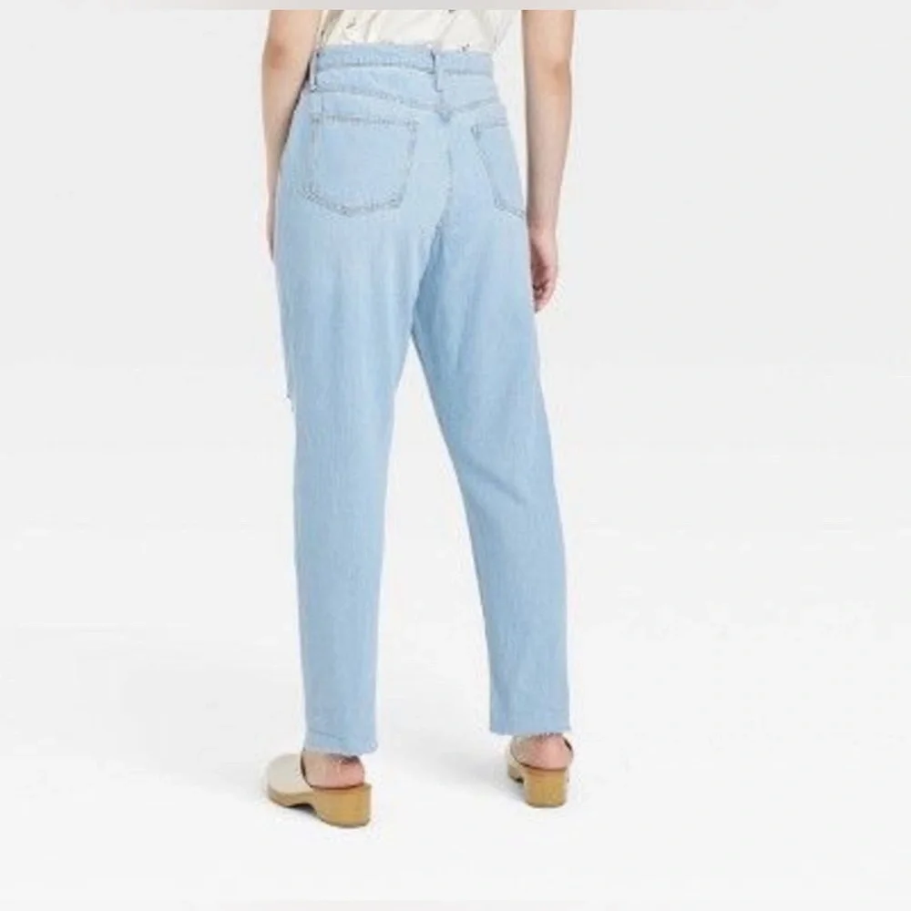 Women's Mid-Rise Boyfriend Jeans - Universal Thread Light Wash size 6